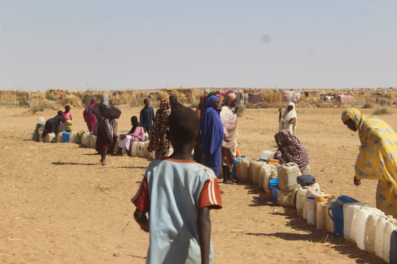 توفير مياه الشرب للنازحين من الفاشر في طويلة