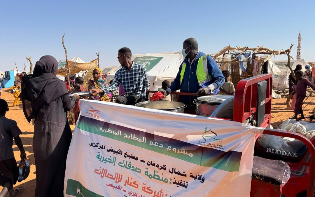بدعم من شركة كنار للاتصالات.. تنفيذ مشروع توفير وجبات غذائية للنازحين في الأبيض
