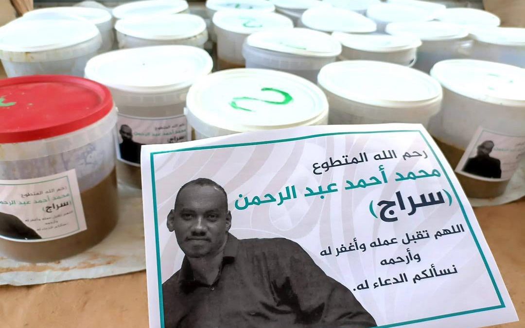متطوعو منظمة صدقات الخيرية يخلّدون ذكرى الراحل “محمد سراج” داخل مطبخ إفطار مخيم العفاض بمحلية الدبة الولاية الشمالية