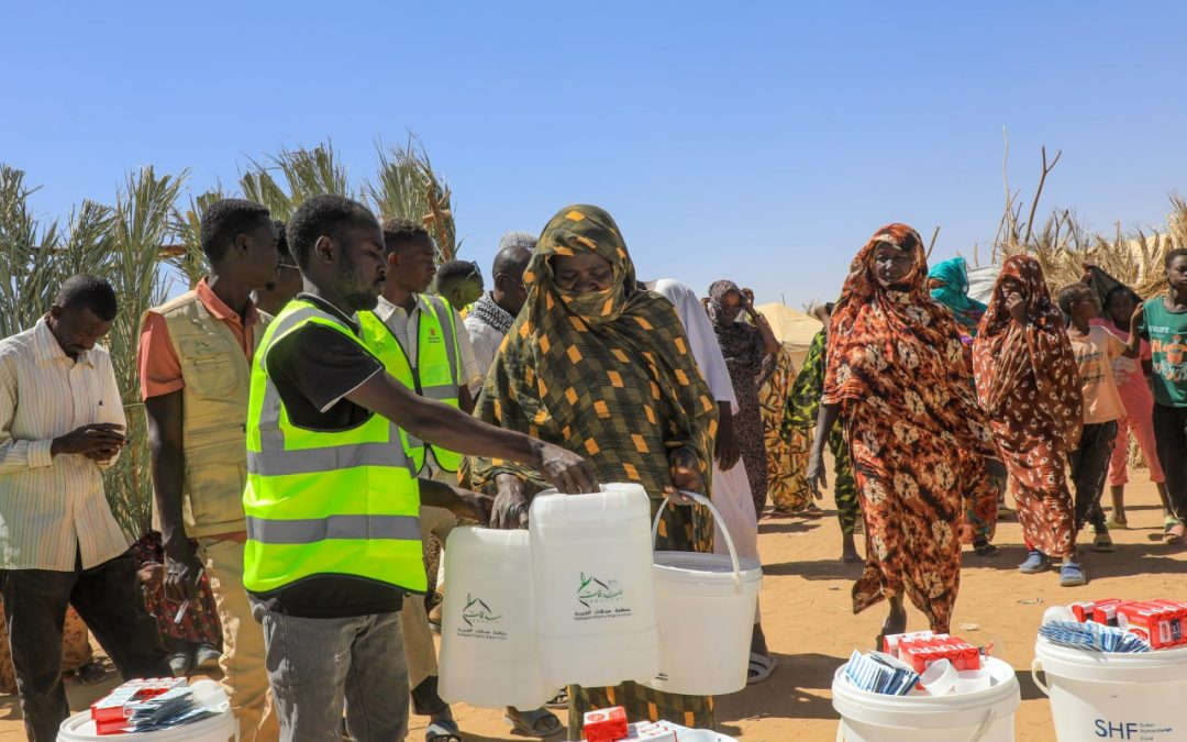منظمة صدقات الخيرية تنفذ مشروع توزيع حزم المياه والإصحاح بمخيم العفاض ضمن برنامج الاستجابة خلال 48 ساعة