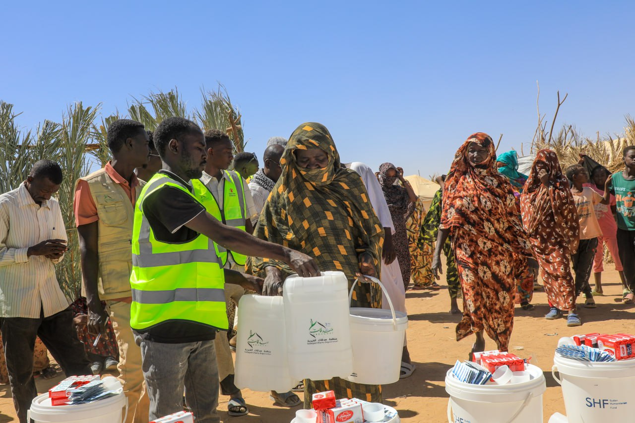 منظمة صدقات الخيرية تنفذ مشروع توزيع حزم المياه والإصحاح بمخيم العفاض ضمن برنامج الاستجابة خلال 48 ساعة