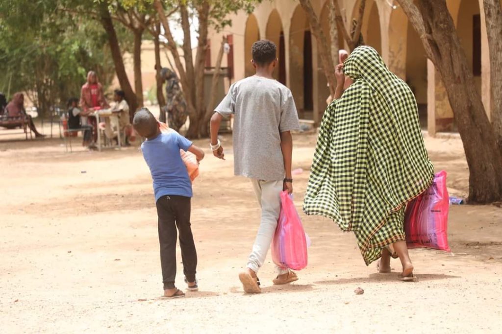 توزيع حقائب تموينية لـ 200 أسرة بمدينة شندي